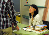 授業の後、著書にサインをしてくださる松本先生